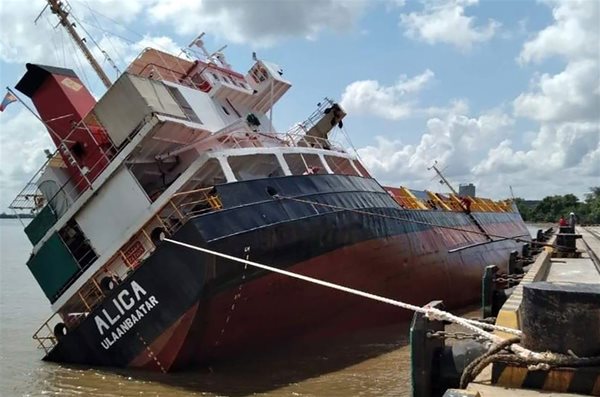 Tàu hàng 2.500 tấn bất ngờ lật nghiêng, hàng chục container rơi xuống sông