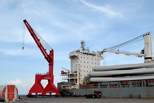Tàu trọng tải lớn liên tục cập cảng quốc tế Vĩnh Tân, Bình Thuận