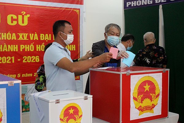Từ 6 giờ sáng, đông đảo cử tri TPHCM đi bầu đại biểu Quốc hội và Hội đồng nhân dân
