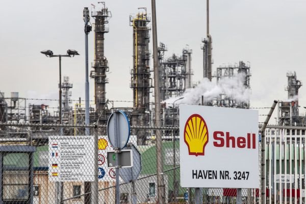 Tập đoàn dầu khí Shell bị tòa án Hà Lan yêu cầu giảm khí thải carbon