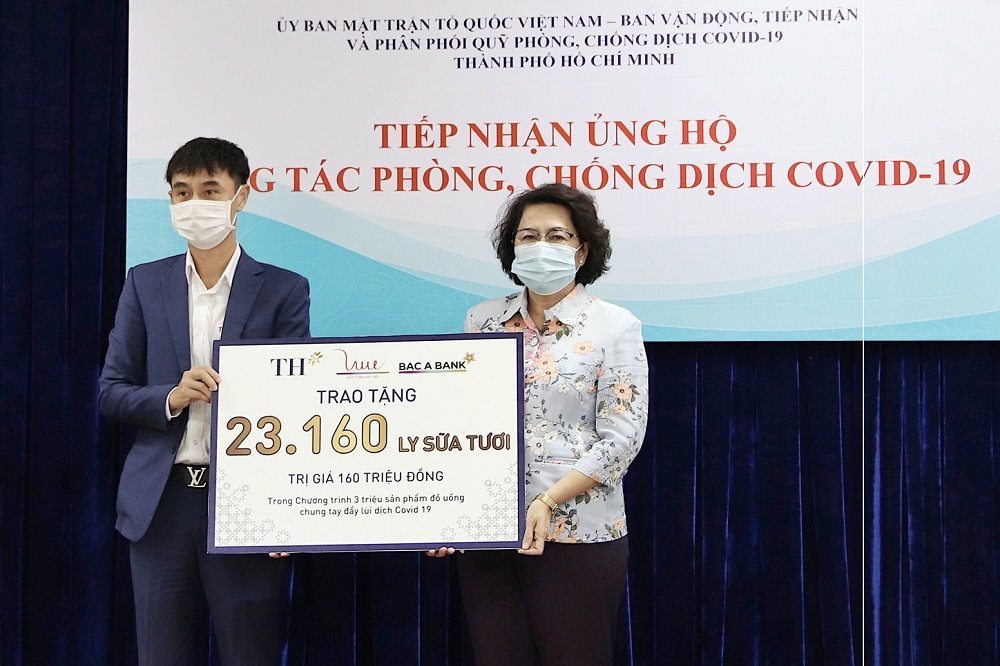 Tập đoàn TH trao tặng 81.240 ly sữa tươi sạch góp sức chống dịch cùng TPHCM