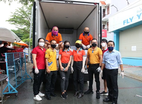 'Saigon Times - Nối vòng tay lớn': Những bao gạo nghĩa tình trong mùa dịch bùng phát