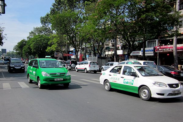 TPHCM tạm dừng hoạt động taxi, chợ tự phát