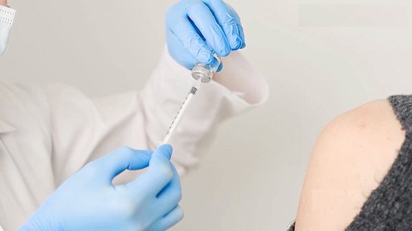 Giải đáp về vaccine ngừa Covid-19 Pfizer và AstraZeneca
