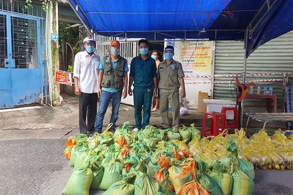 'Saigon Times - Nối vòng tay lớn' trao 600 phần quà cho người dân khó khăn tại Dĩ An, Bình Dương