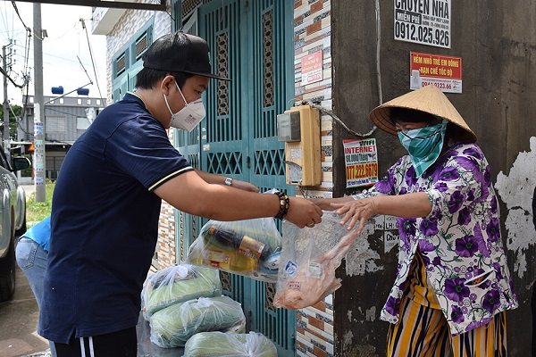 ‘Saigon Times - Nối vòng tay lớn’ trao 245 phần quà cho người dân khó khăn tại khu vực vùng ven TPHCM