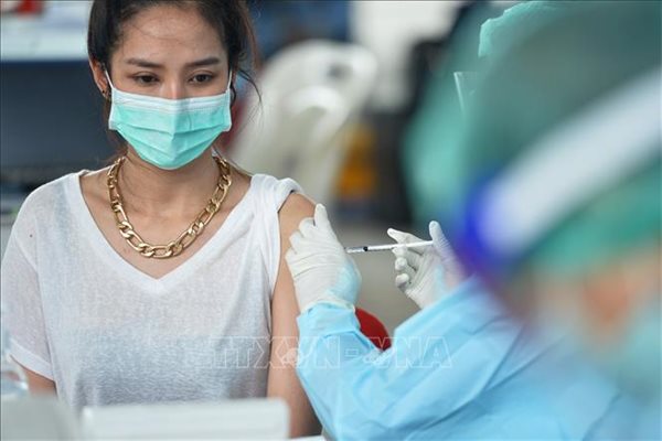 Đông Nam Á tìm đến 'tiêm trộn' và 'liều tăng cường' để ngăn chặn chủng Delta