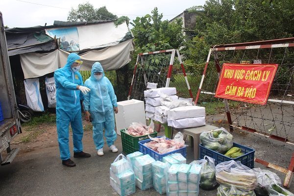 'Saigon Times - Nối vòng tay lớn': Trao quà hỗ trợ 2 xã ở Hóc Môn và khu chợ Tân Định ở quận 1