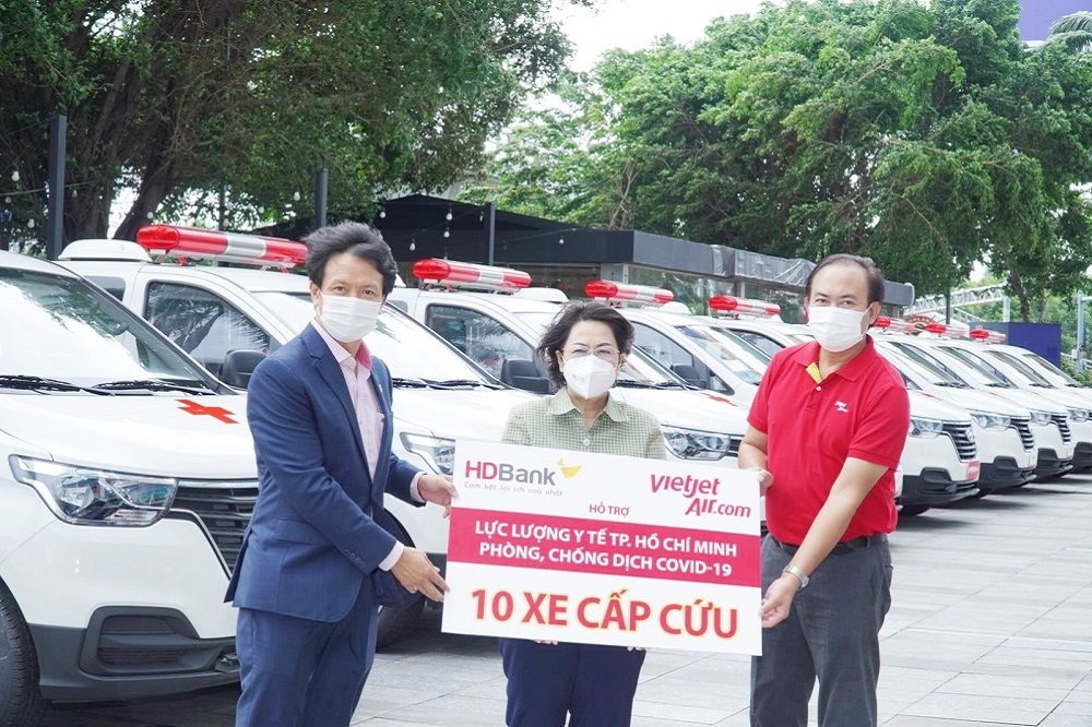 Vietjet chuyên chở miễn phí hàng ngàn y bác sĩ, vaccine, tặng xe cứu thương cho TPHCM