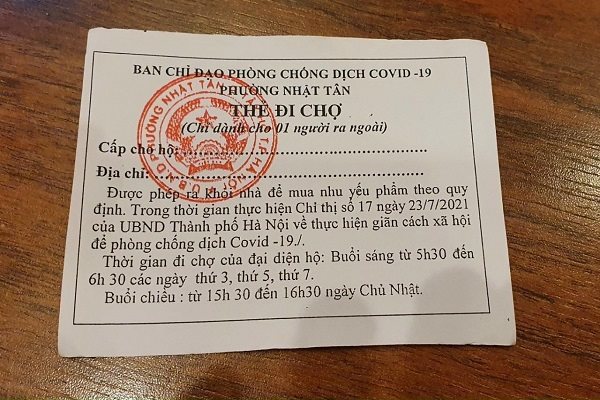 Người dân Hà Nội bắt đầu đi chợ bằng thẻ để phòng dịch Covid-19