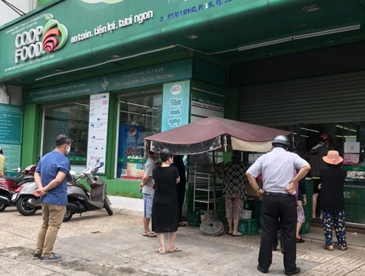 TPHCM: người dân vẫn khó mua hàng ở siêu thị mini, cửa hàng tiện lợi