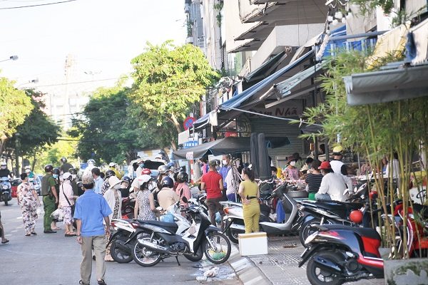 Chợ, siêu thị đông người trước ngày Đà Nẵng 'ai ở đâu thì ở đó'