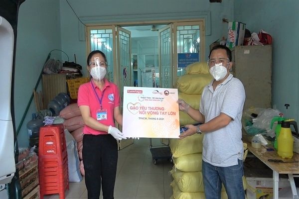 'Saigon Times Nối vòng tay lớn' cùng CLB Thị trường tặng 4 tấn gạo cho người dân
