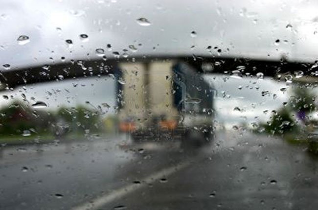 Làm thế nào để lái xe an toàn trong mưa?