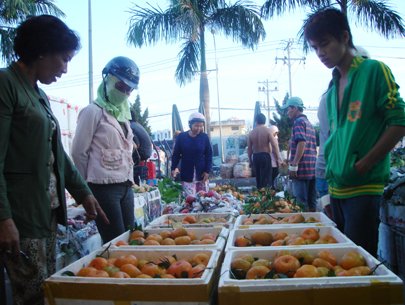 Rau củ, trái cây Trung Quốc về chợ giảm