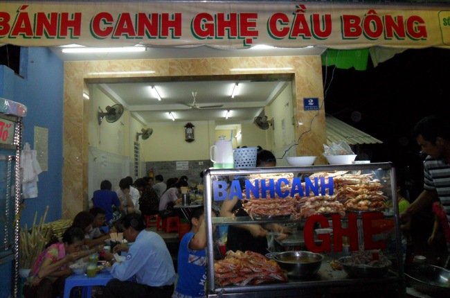 Thưởng thức bánh canh ghẹ Cầu Bông