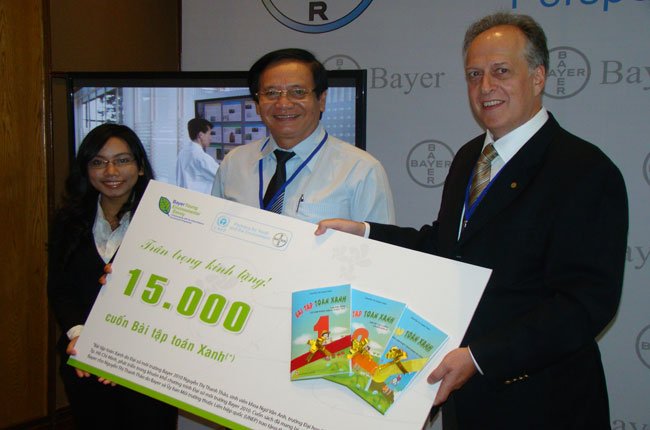 Bayer Việt Nam tặng 15.000 cuốn Bài tập toán xanh