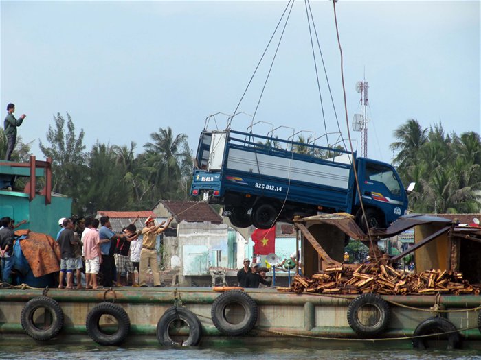 Quảng Nam: Phà chở quá tải bị chìm, một người chết