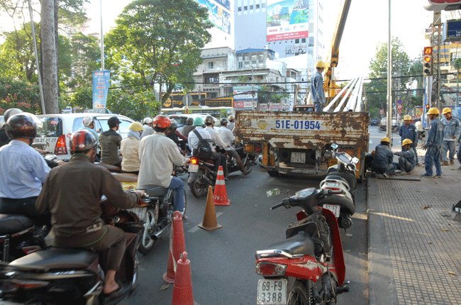 Thi công giờ cao điểm gây ùn tắc giao thông