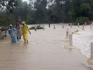 Lũ chồng lũ, miền Trung bị chia cắt nhiều nơi