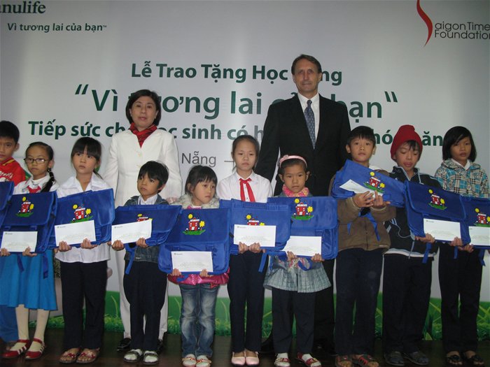 Manulife trao 100 học bổng cho học sinh nghèo Đà Nẵng
