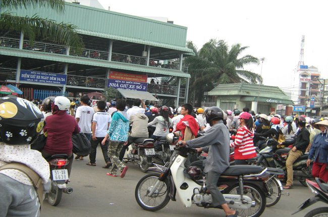 Vất vả tìm nơi gửi xe để về quê ăn tết