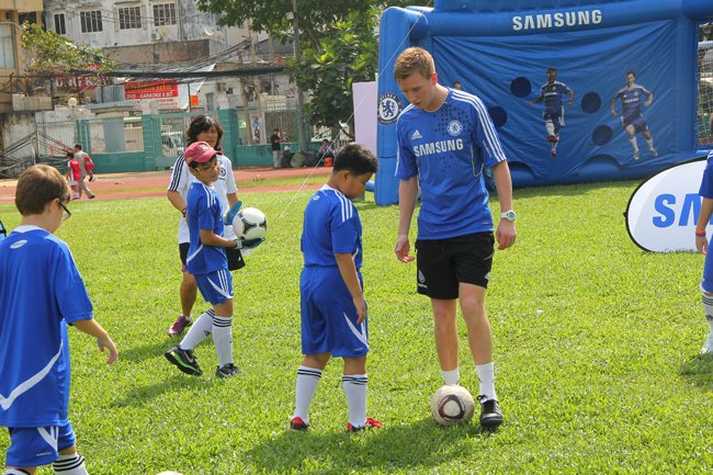 HLV Chelsea huấn luyện đá bóng cho trẻ em VN