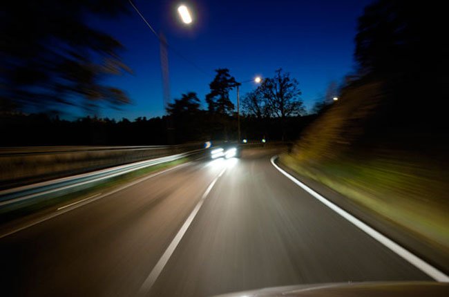 10 lời khuyên hữu ích khi lái xe trời tối