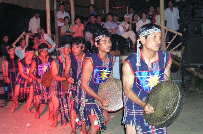 Làm sao bảo tồn văn hóa cồng chiêng?