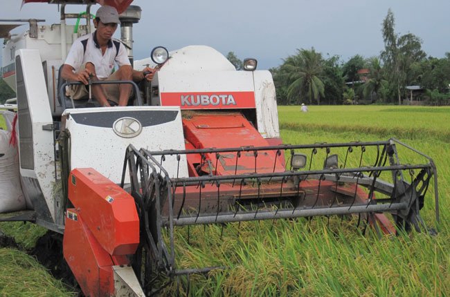 Máy nông nghiệp “hụt hơi” trên sân nhà