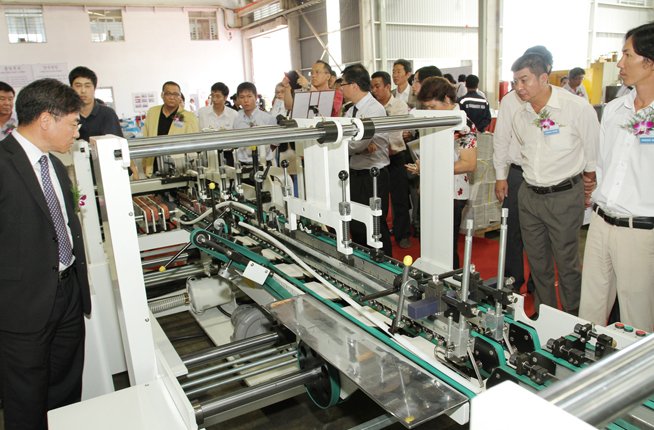 Xuất máy gấp dán hộp giấy tự động sang Trung Quốc