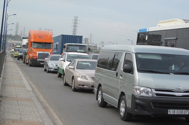 Ô tô, xe máy đang phải đóng bao nhiêu loại thuế, phí?