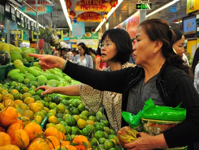 Chợ vắng, siêu thị tấp nập