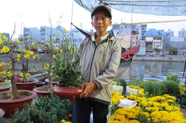 Thương lắm người bán hoa Bến Bình Đông