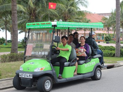 Du khách tham quan trung tâm Sài Gòn bằng ô tô điện