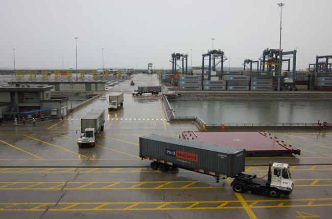 Kiến nghị giảm phí cho tàu biển vào cảng bốc hàng