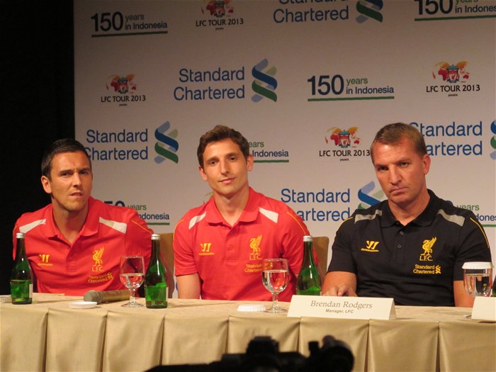 Standard Chartered tài trợ áo đấu cho Liverpool thêm 2 năm