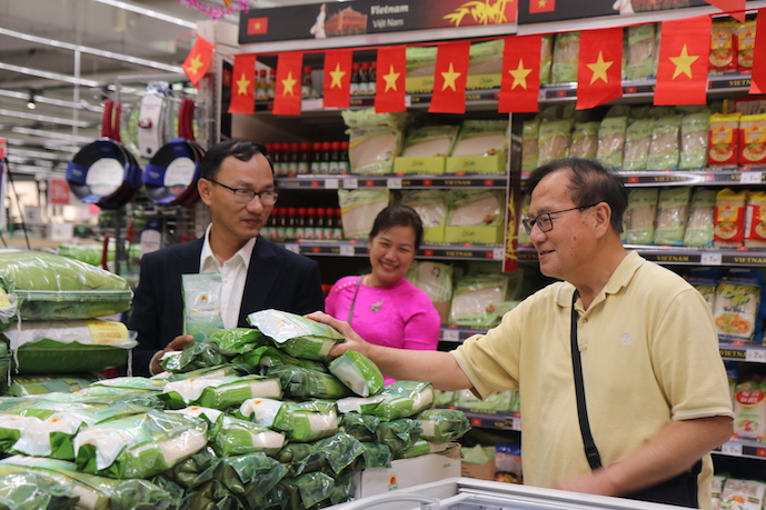 Gạo Việt Nam: Tận hưởng hương vị của Gạo Việt Nam truyền thống không chỉ là cảm giác ngon miệng, mà còn là sự tự hào với sản phẩm của quê hương. Hãy đón xem video để thấy được quá trình sản xuất và công sức của người dân nông thôn Việt Nam để tạo nên sản phẩm tuyệt vời này.