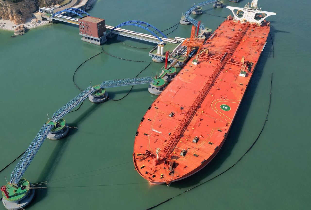 Giá cước tàu chở dầu tăng vọt trước thềm lệnh cấm vận dầu Nga của ...
