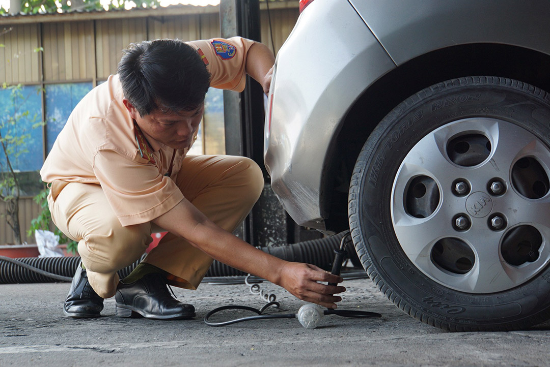 Những hình ảnh trong ngày đầu cảnh sát giao thông hỗ trợ đăng kiểm xe. Ảnh Minh Hoàng