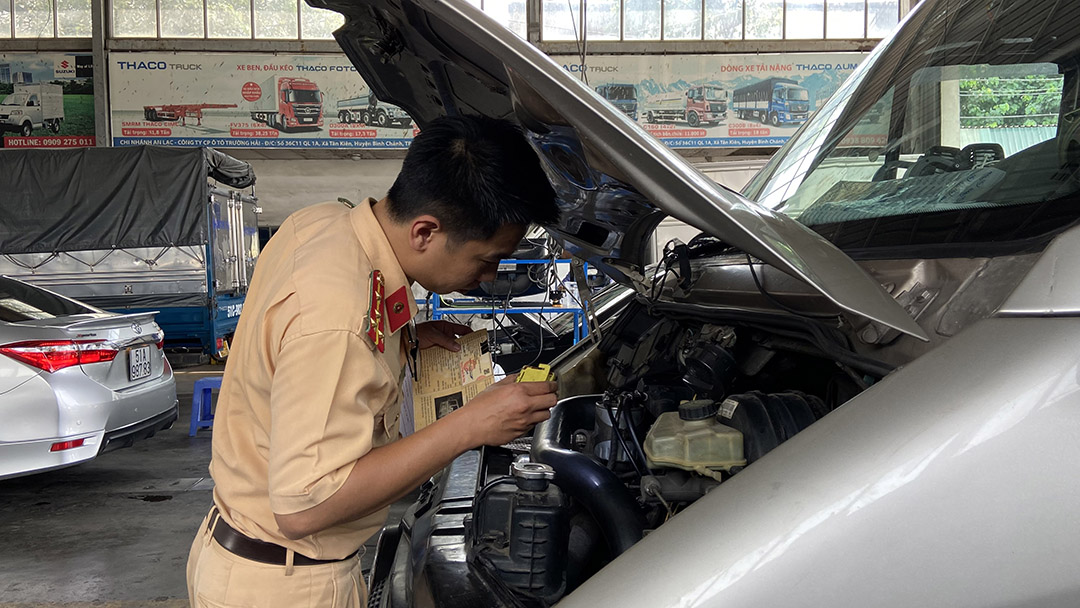 Những hình ảnh trong ngày đầu cảnh sát giao thông hỗ trợ đăng kiểm xe. Ảnh Minh Hoàng