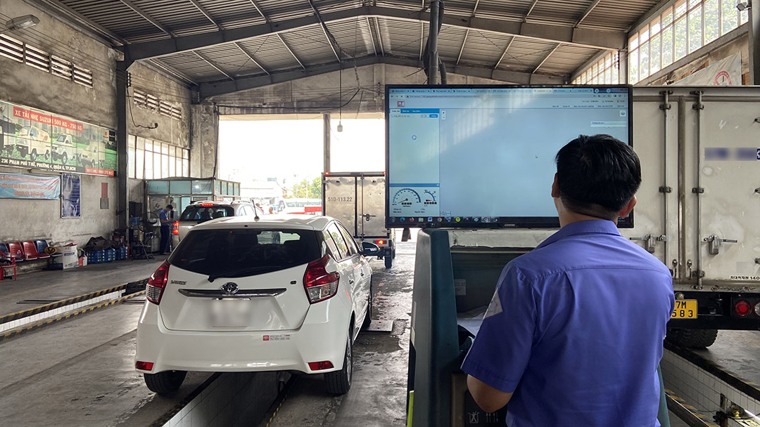 Những hình ảnh trong ngày đầu cảnh sát giao thông hỗ trợ đăng kiểm xe. Ảnh Minh Hoàng