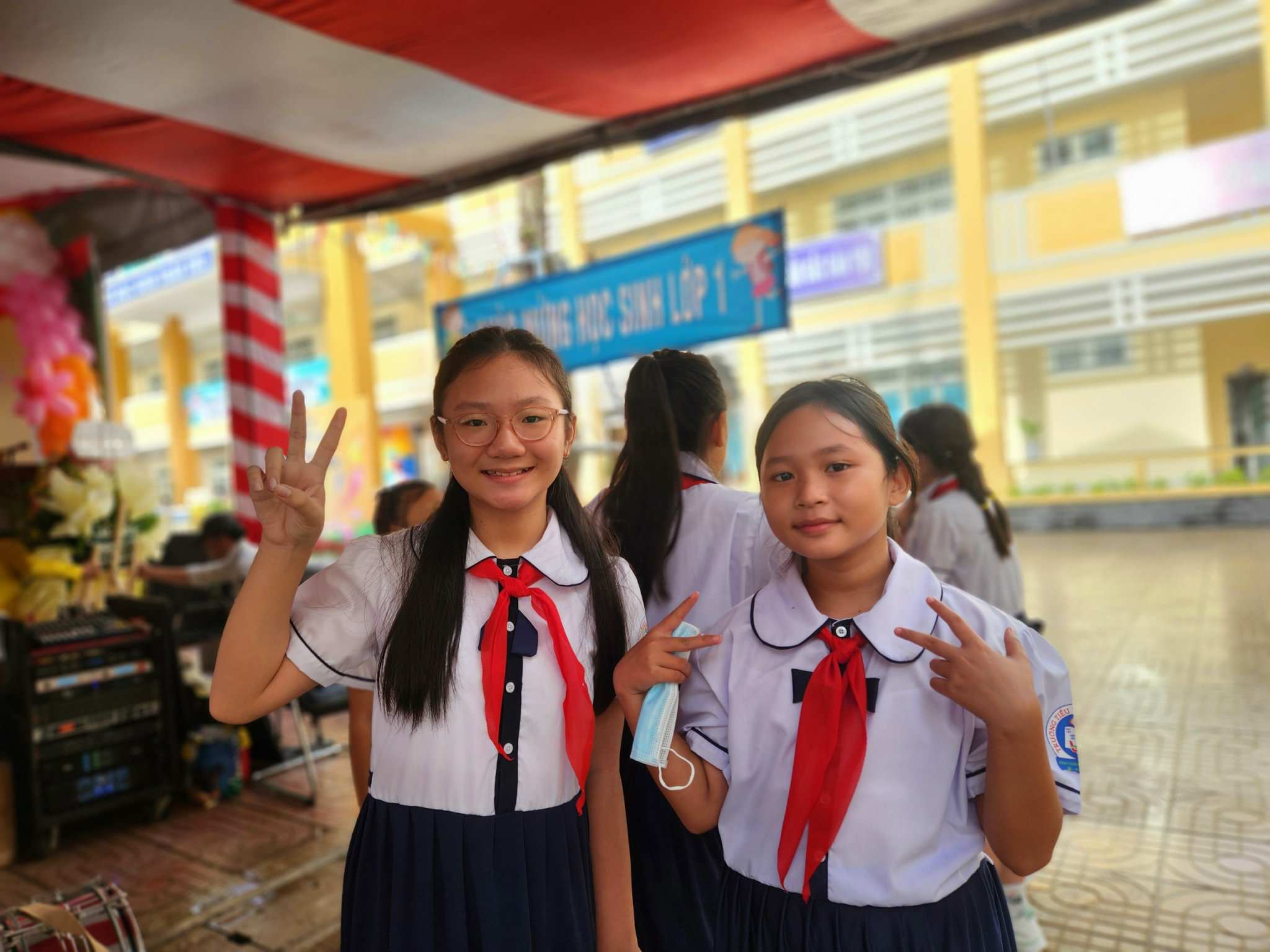 Ghi nhận tại Trường Tiểu học Rạch Già (huyện Bình Chánh), ngay từ sáng sớm, nhiều phụ huynh đã đưa con em đến trường để tham dự buổi lễ khai giảng.