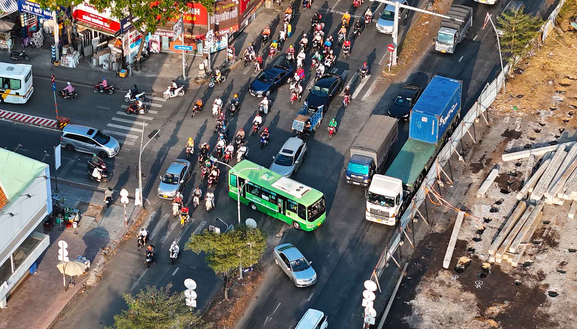 Hầm chui Nguyễn Văn Linh. Ảnh: Minh Hoàng