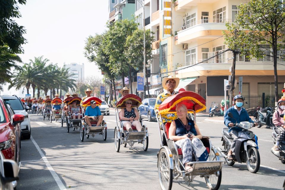 ...và phố mua sắm, ẩm thực. Ảnh: Dinh Nguyễn