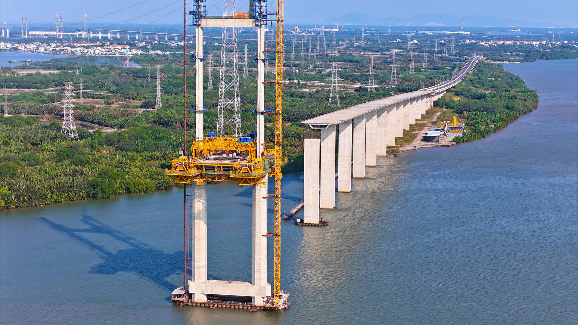 Cầu Bình Khánh thuộc án đường cao tốc Bến Lức – Long Thành. Ảnh: Minh Hoàng