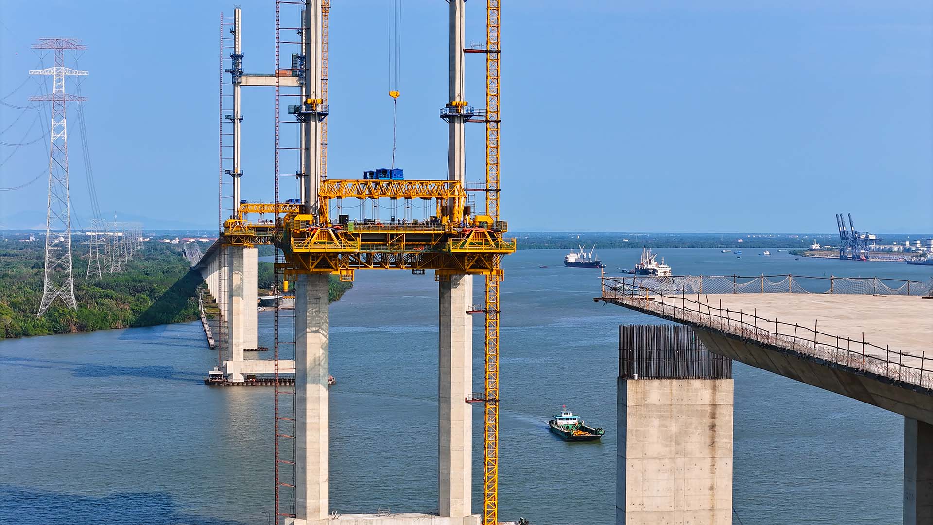 Cầu Bình Khánh thuộc án đường cao tốc Bến Lức – Long Thành. Ảnh: Minh Hoàng